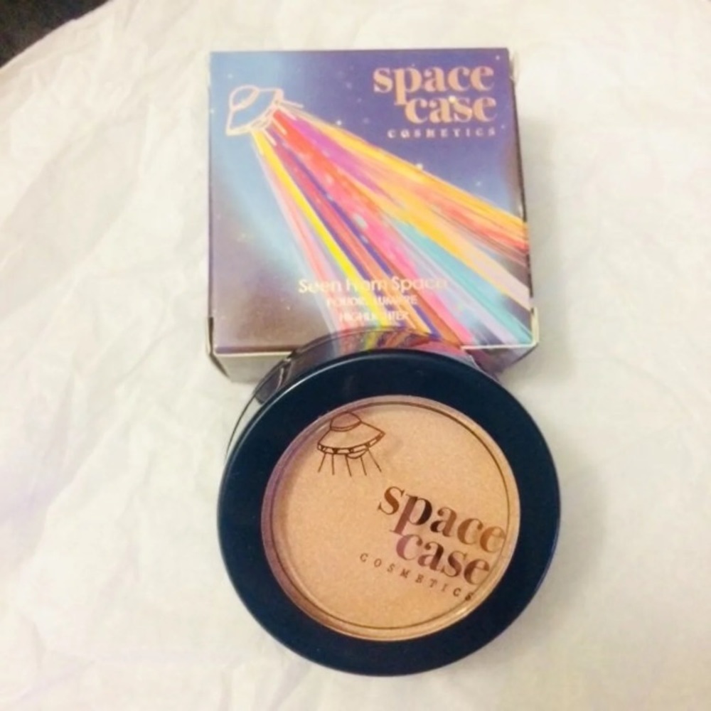 2/13$ Space Case Cosmetics Highlighter 🍒